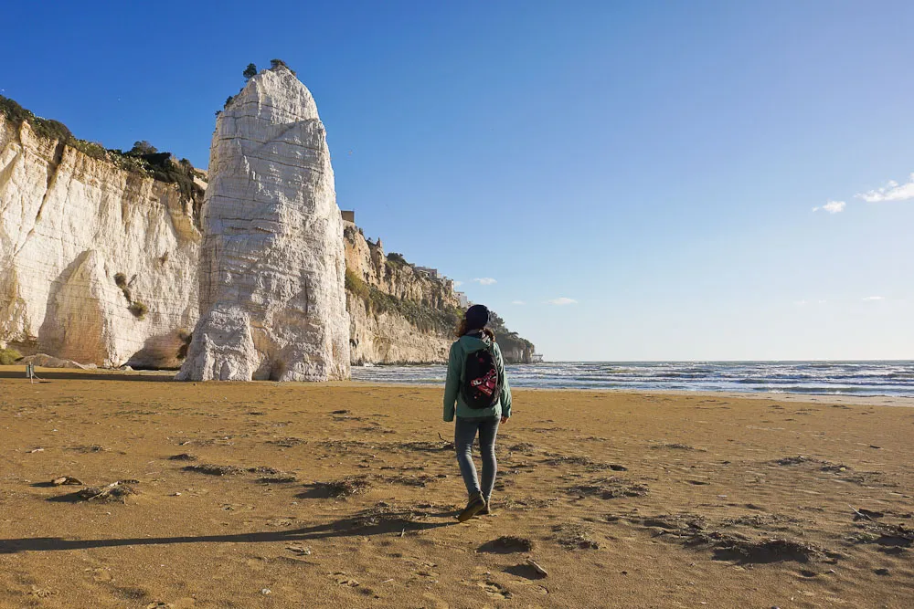 Historische Altstadt von Vieste in Apulien mit dem Pizzomunno-Felsen im Winter