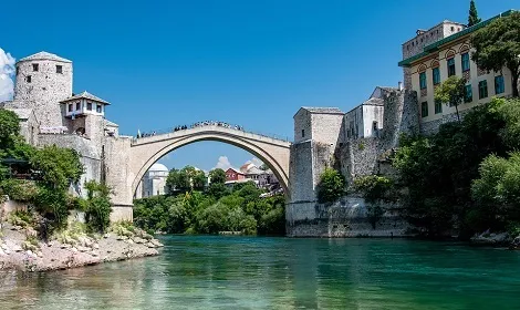 Historische Brücke über den Fluss in Mostar, Bosnien-Herzegowina, exemplarisch für kulturelle Studentenreisen