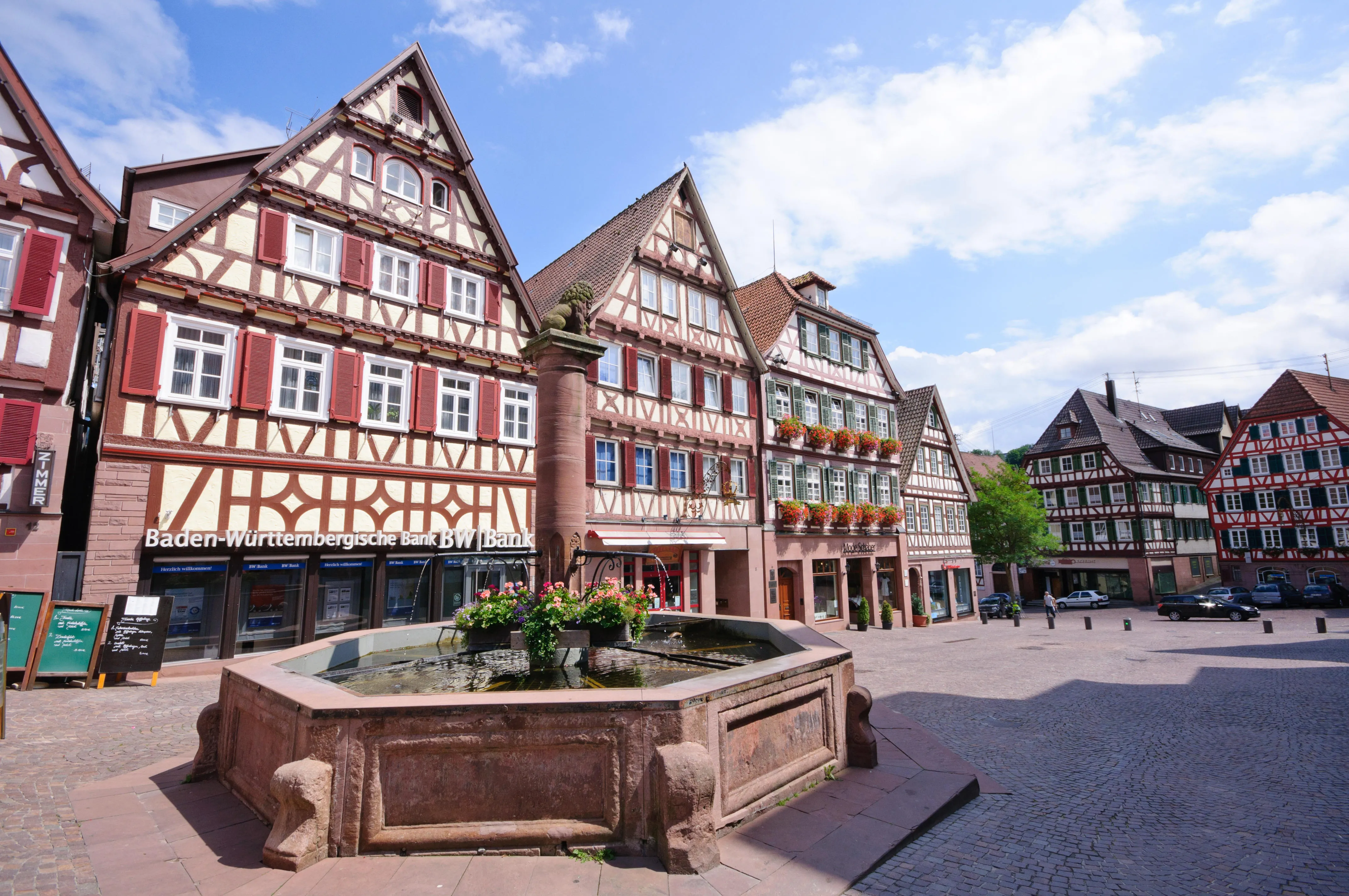 Historische Fachwerkhäuser am Marktplatz von Calw im Nordschwarzwald