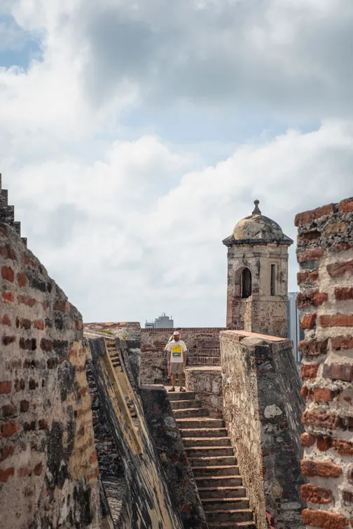 Historische Festungsanlage mit steinernen Türmen und Treppen unter bewölktem Himmel
