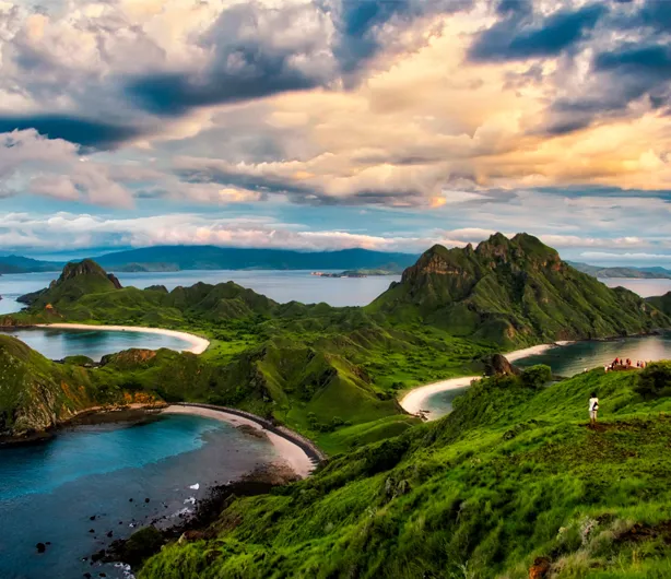 Historische Gasse in einer europäischen Stadt, die man auf einer grenzüberschreitenden Reise entdecken kann.