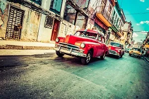 Historische Gebäude und Oldtimer in Havanna, Kuba, für eine kulturelle Auszeit im warmen Dezember