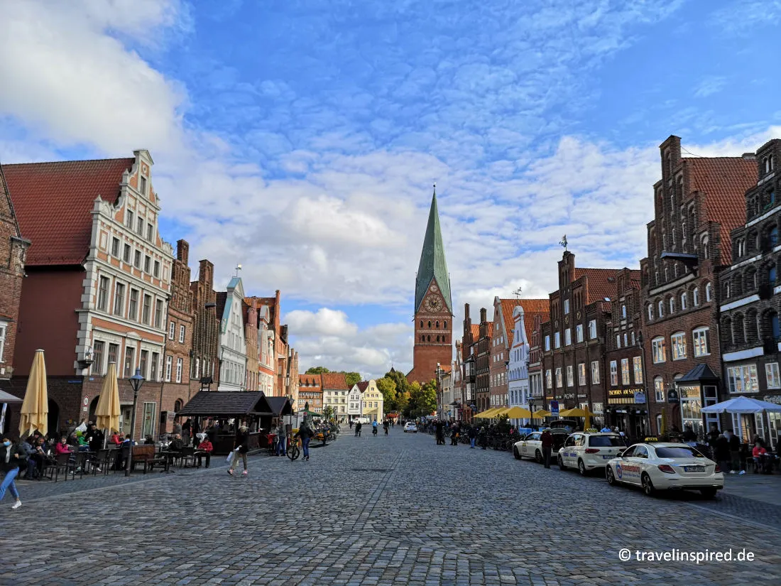 Historische Giebelhäuser in Lüneburg, malerische Kulisse für Norddeutschland Unternehmungen