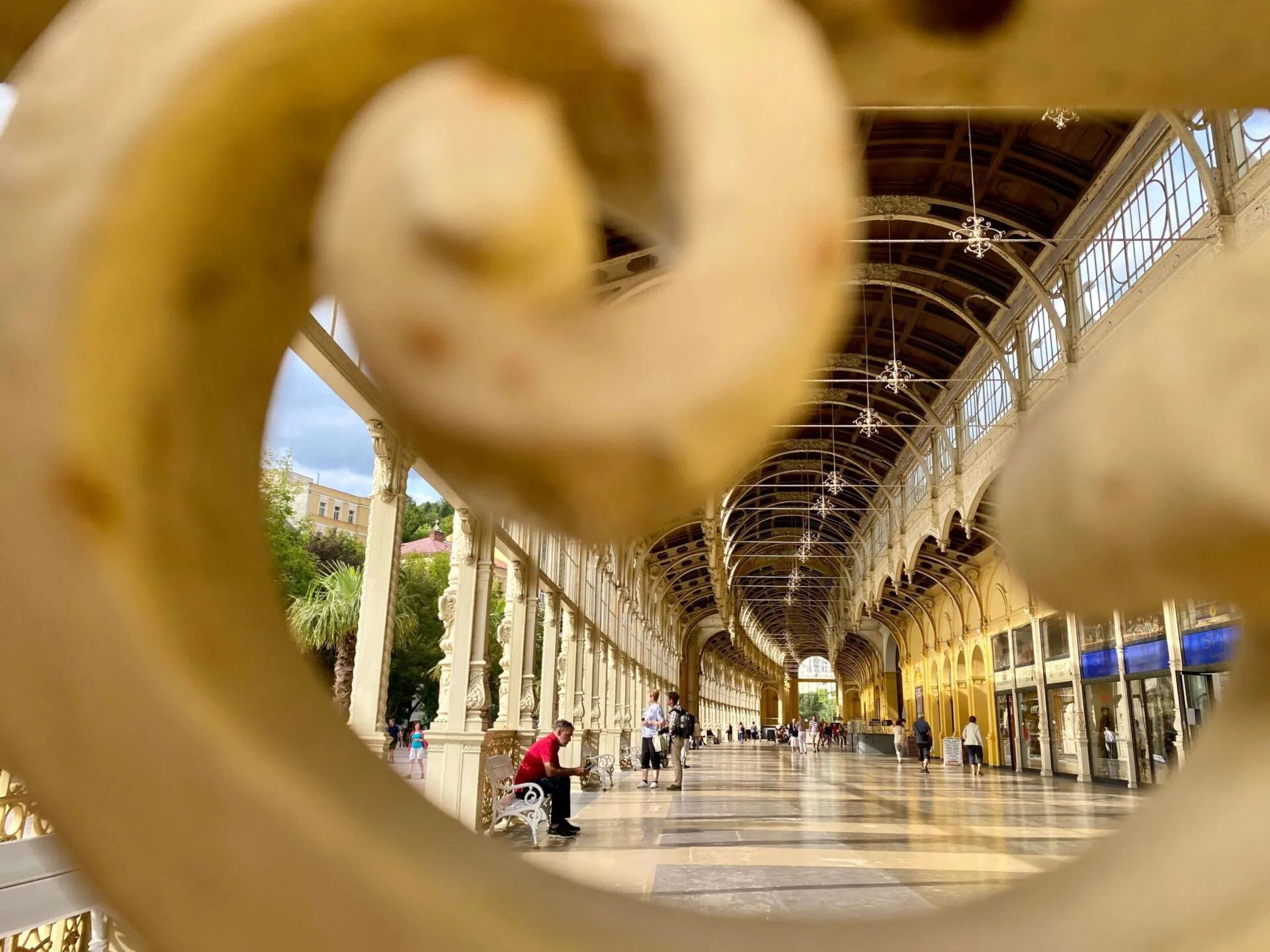 Historische Kolonnade in Marienbad, einem potenziellen Geheimtipp für Erholung im Urlaub