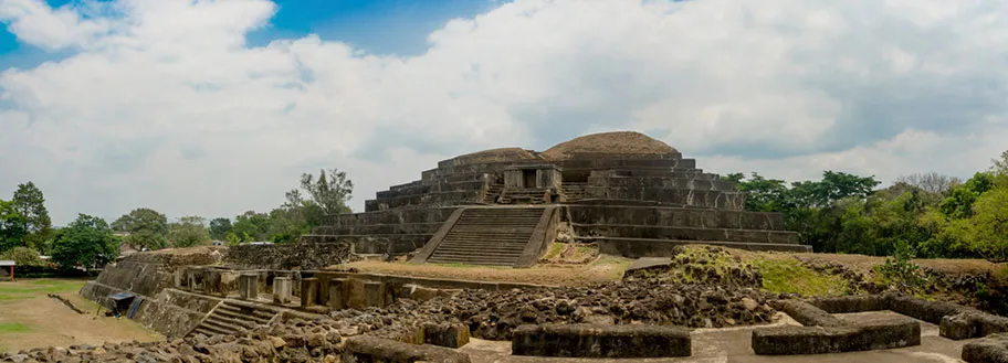 Historische Maya-Stätte Tazumal in El Salvador, ein Zeugnis der präkolumbischen Kultur