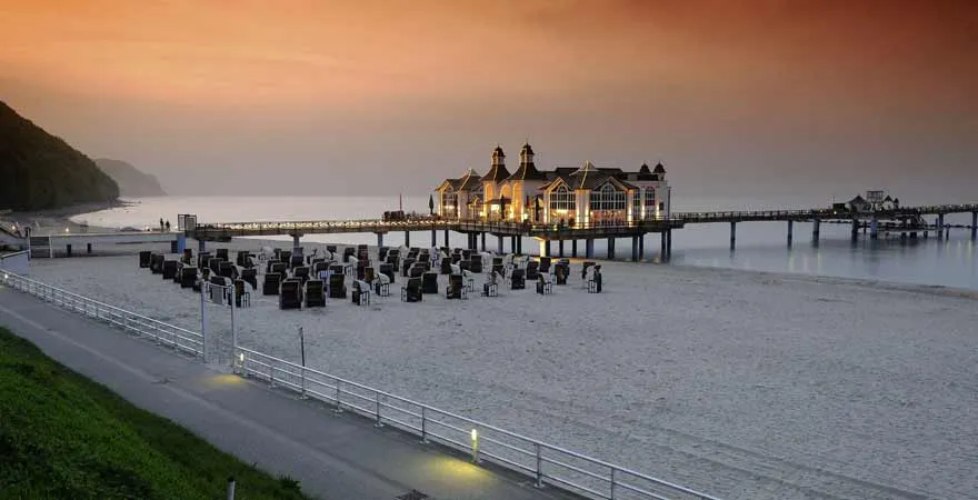 Historische Seebrücke Sellin auf Rügen bei Sonnenuntergang, ein beliebtes Reiseziel für Pfingsten 2023