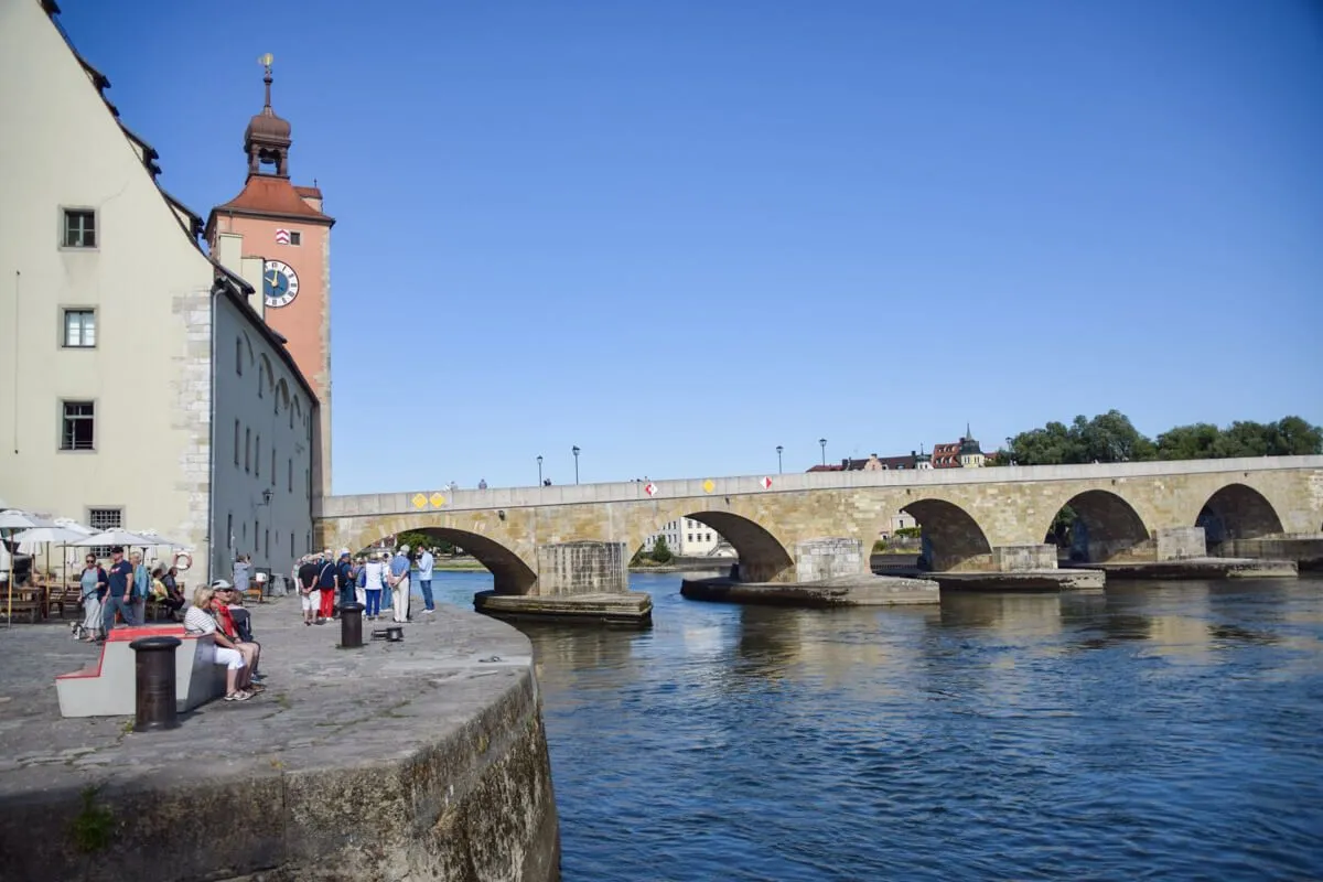 Historische Silhouette: Blick von der Steinernen Brücke auf die mittelalterliche Altstadt von Regensburg