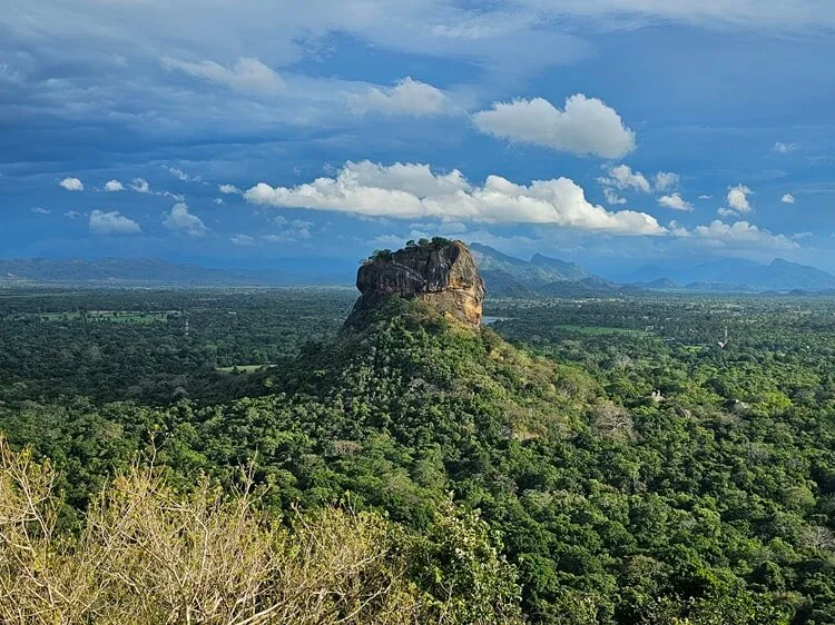 Historische Stätten und weite Landschaften in Sri Lanka