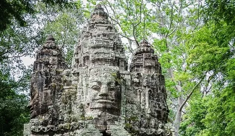 Historische Tempelanlagen von Angkor Wat in Kambodscha, ein faszinierendes Fernreiseziel für Studenten