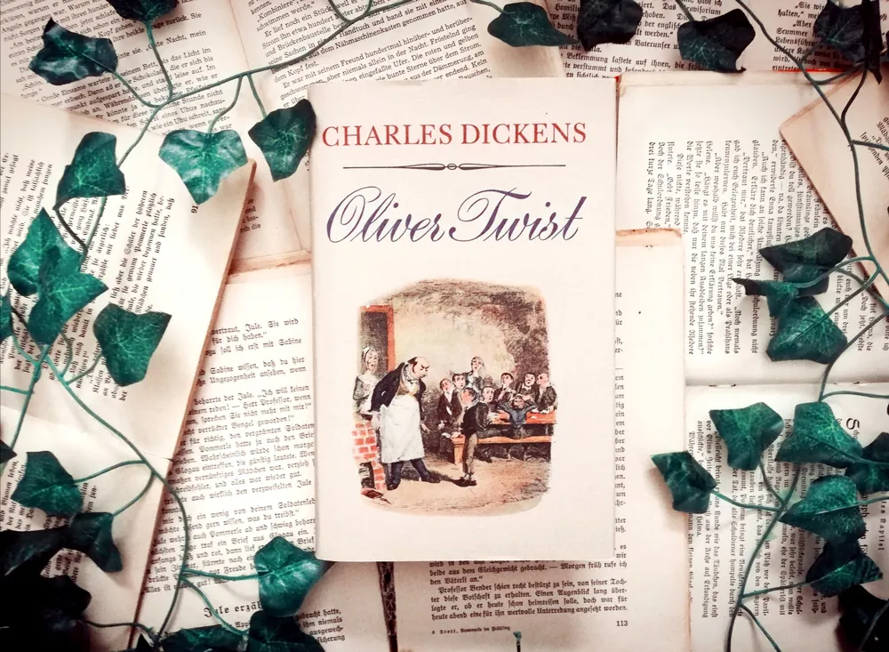 Historisches Buchcover von Charles Dickens' "Oliver Twist", das die düstere Atmosphäre des Romans einfängt.