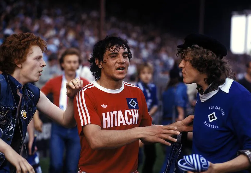 Historisches Fußballspiel, symbolisch für die Mentalität des deutschen Fußballs der 80er.