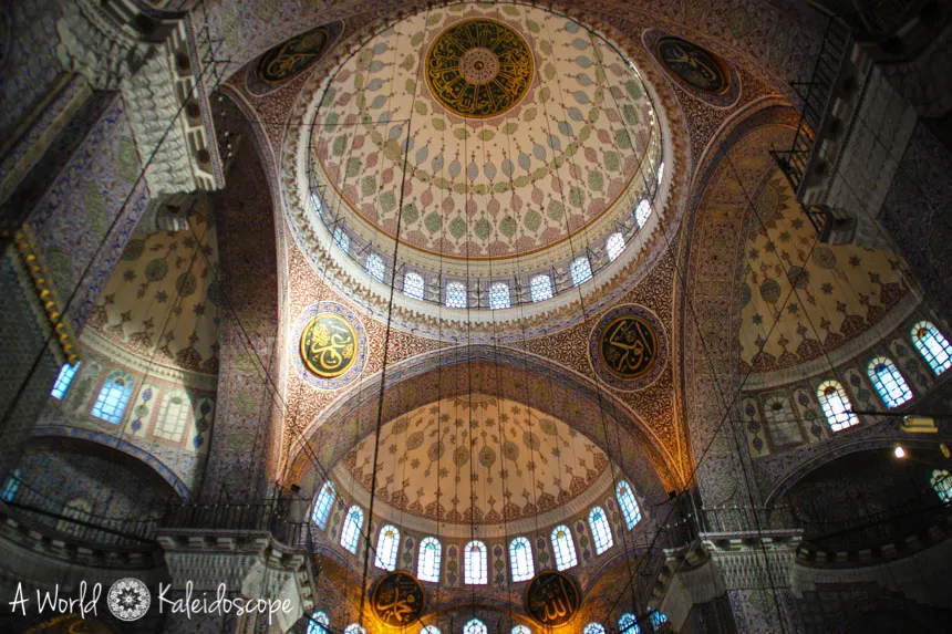 Historisches Gebäude mit beeindruckender Architektur in einer deutschen Stadt, ein Beispiel für kulturelle Sehenswürdigkeiten.