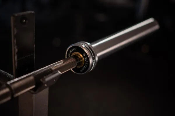 Hochwertige Quantum Unlimited Crosslifting Langhantel (20 kg) mit schwarzer Titanbeschichtung von SQMIZE®