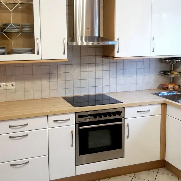 Hochwertige, weiß glänzende Küchenfronten, geliefert in ausgezeichneter Qualität und Maßhaltigkeit