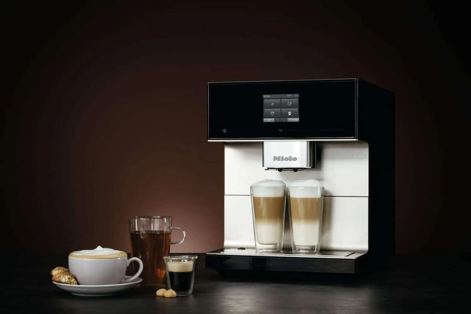 Hochwertiger Miele CM7 Kaffeevollautomat: Eine detaillierte Ansicht der Bedienelemente und des Auslaufs