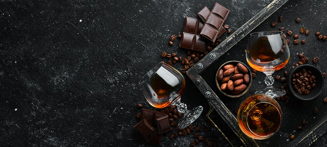 Hochwertiger Weinbrand serviert mit dunkler Schokolade als ideale Begleitung für Genussmomente