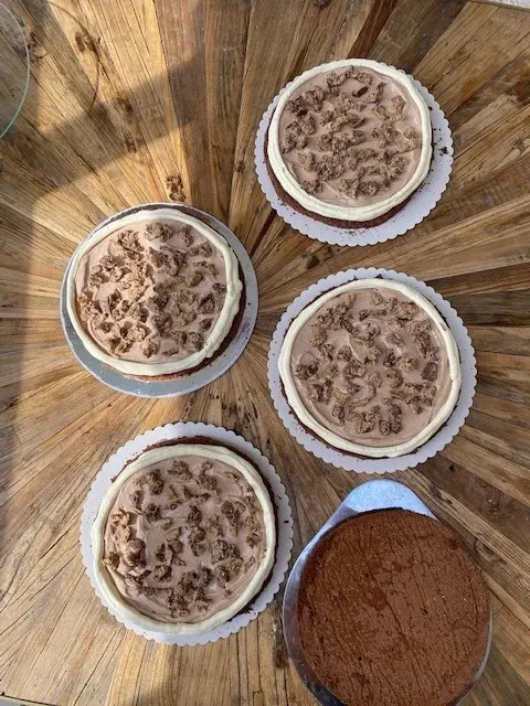 Hochzeitstortenfüllung: Kinder Bueno Creme mit dunklen Biskuitböden