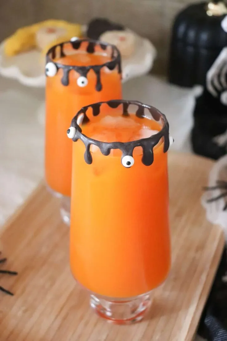 Hocus Pocus Punsch mit schwarzem Schokoladenrand, ein lustiges Halloween-Getränk