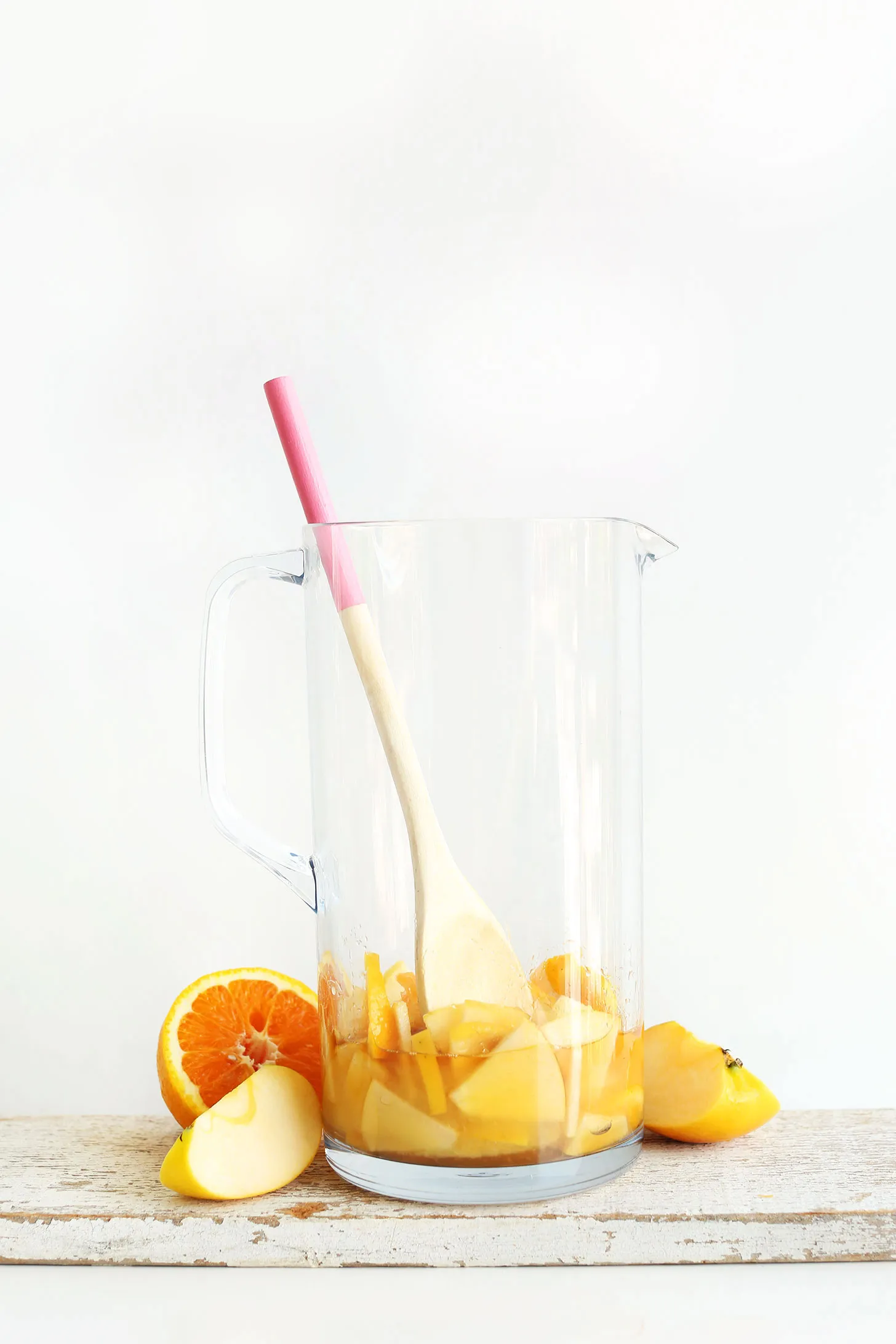 Holzlöffel zum Mischen von Obst, Orangensaft und Brandy für traditionelle Sangria