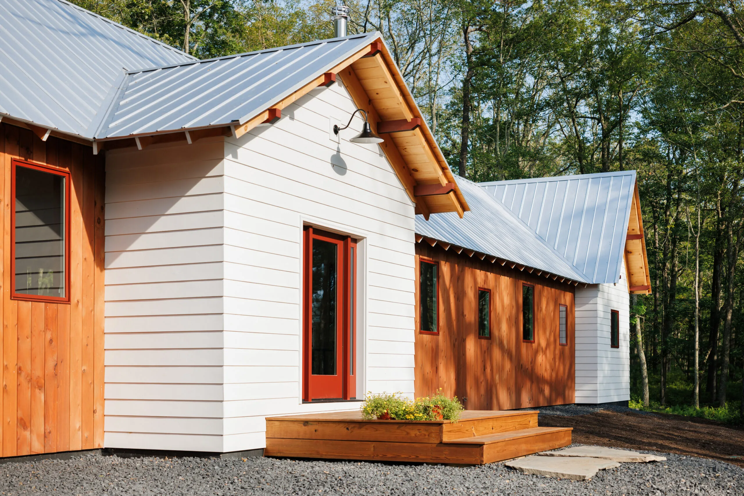 Holzterrasse mit Blick auf weitläufige Baumwipfel