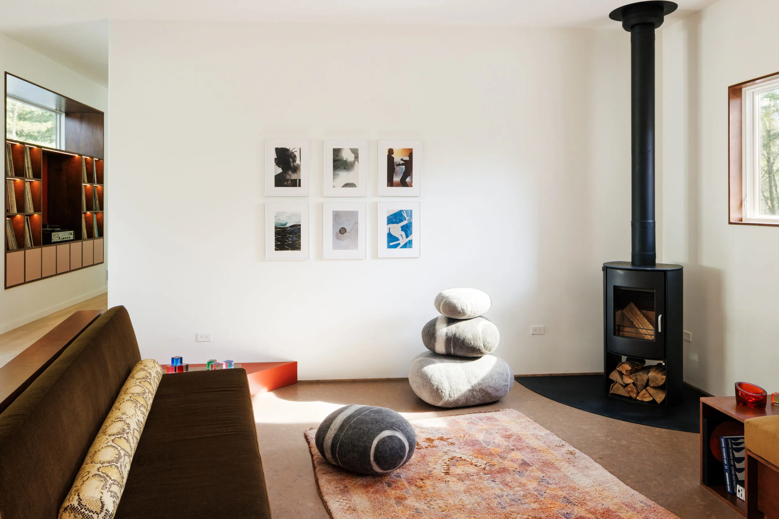 Holzterrasse umgeben von dichtem Waldgrün