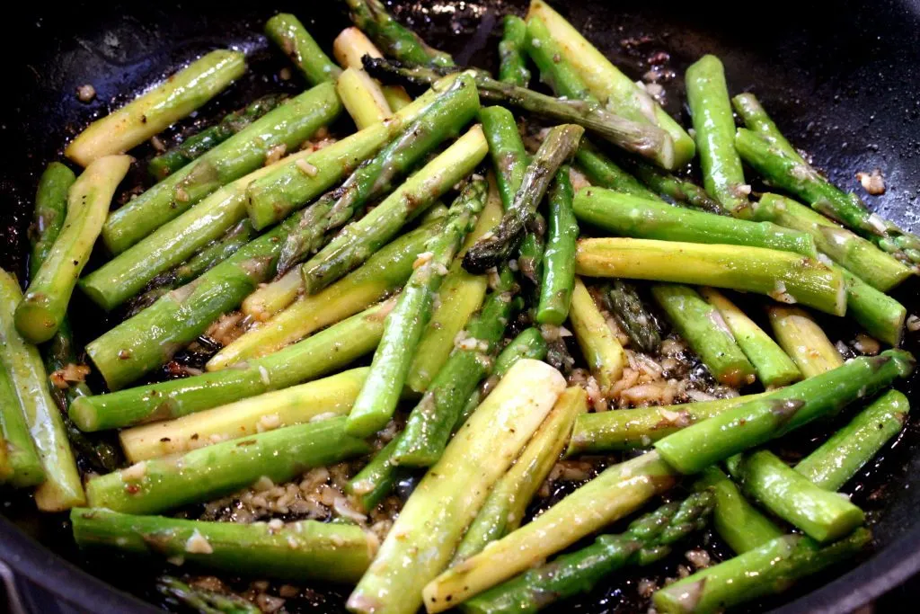 Homogener Bierteig in einer Schüssel, bereit für das Einlegen der Egli Filets zum Frittieren