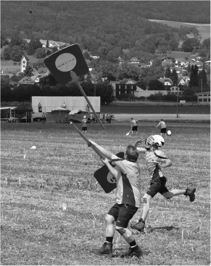 Hornussen Spieler beim Abfangen des Nouss mit Schindeln