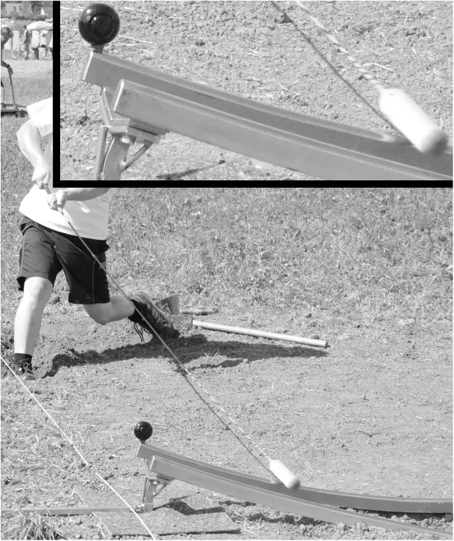 Hornussen Spieler beim Abschlag des Nouss