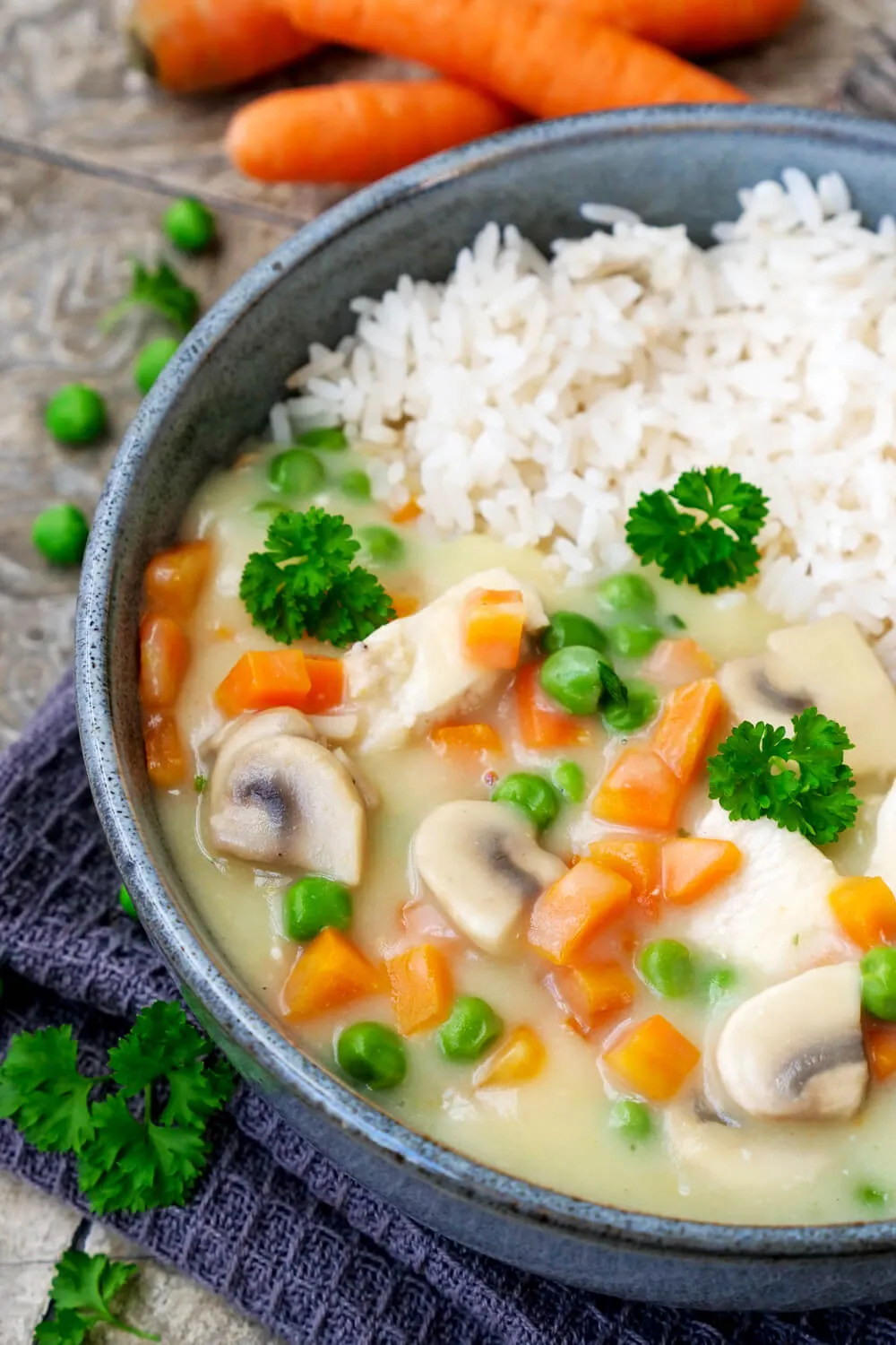 Hühnerfrikassee wie bei Mama mit Gemüse, Hähnchen und Reis, angerichtet in einer Schale