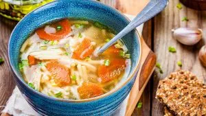 Hühnersuppe mit Nudeln und Gemüse