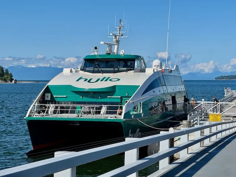 Hullo Ferries fahren mehrmals täglich direkt von Vancouver Waterfront nach Nanaimo, wesentlich schneller und direkter als die großen Autofähren.