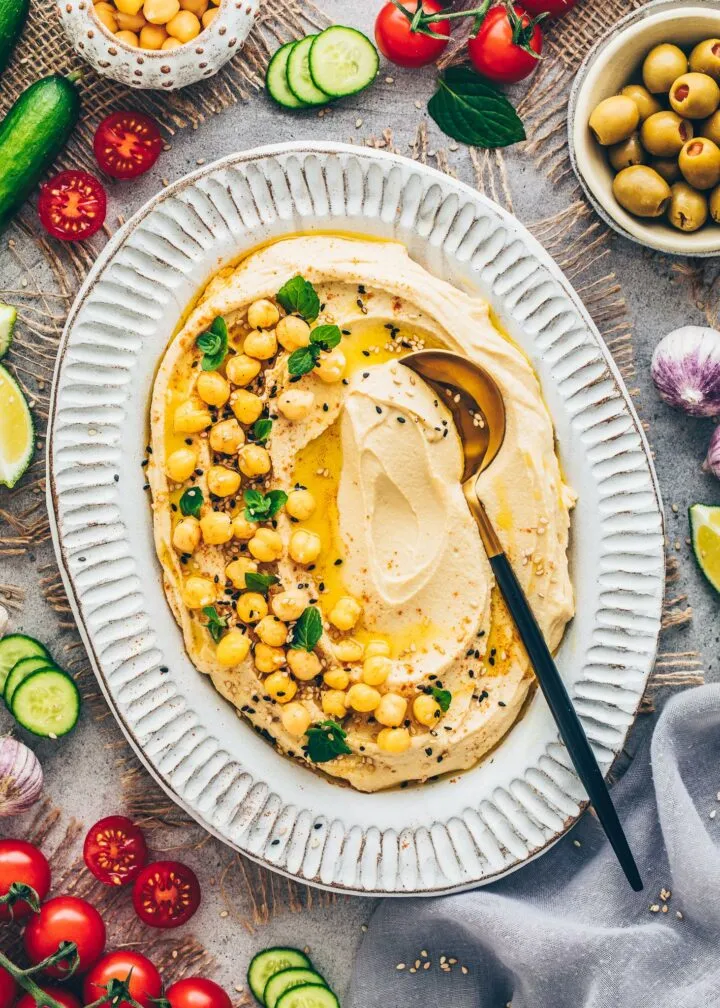 Hummus mit Kichererbsen, Tahini und Petersilie