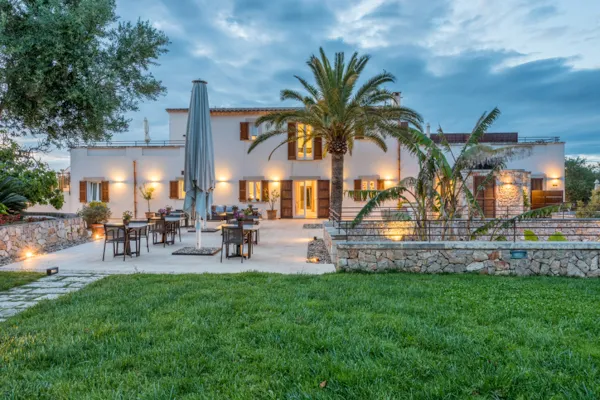 Hund entspannt am spanischen Strand mit Meerblick