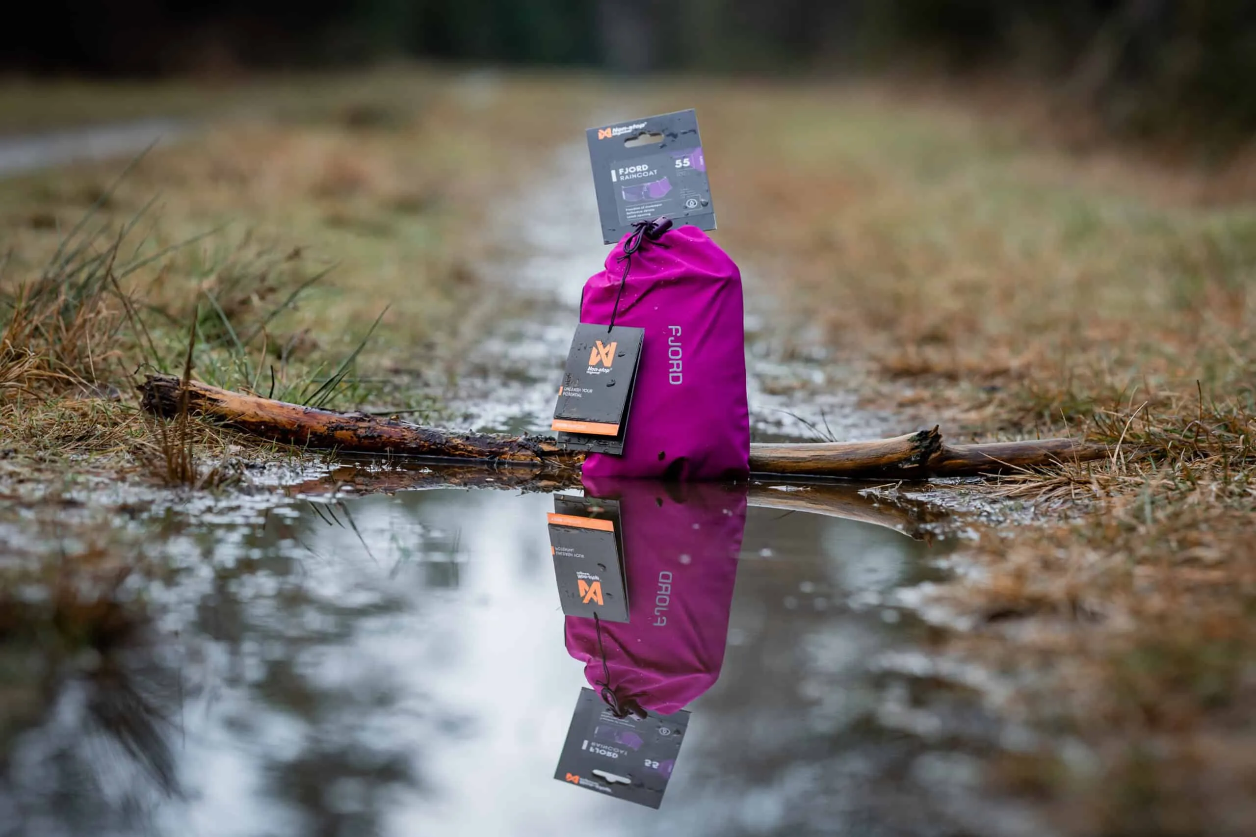 Hund im Regen mit Non-stop dogwear Regenmantel Fjord Raincoat