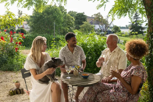 Hund sitzt vor malerischem französischen Chateau mit Lavendelfeldern