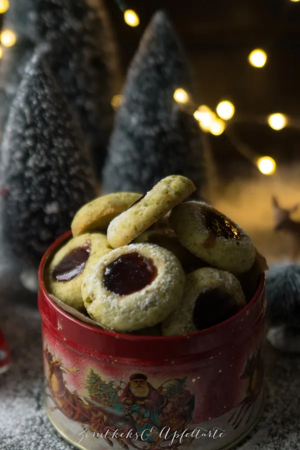 Husarenkrapfen oder Engelsaugen, ein klassisches Weihnachtsgebäck mit Marmeladenfüllung
