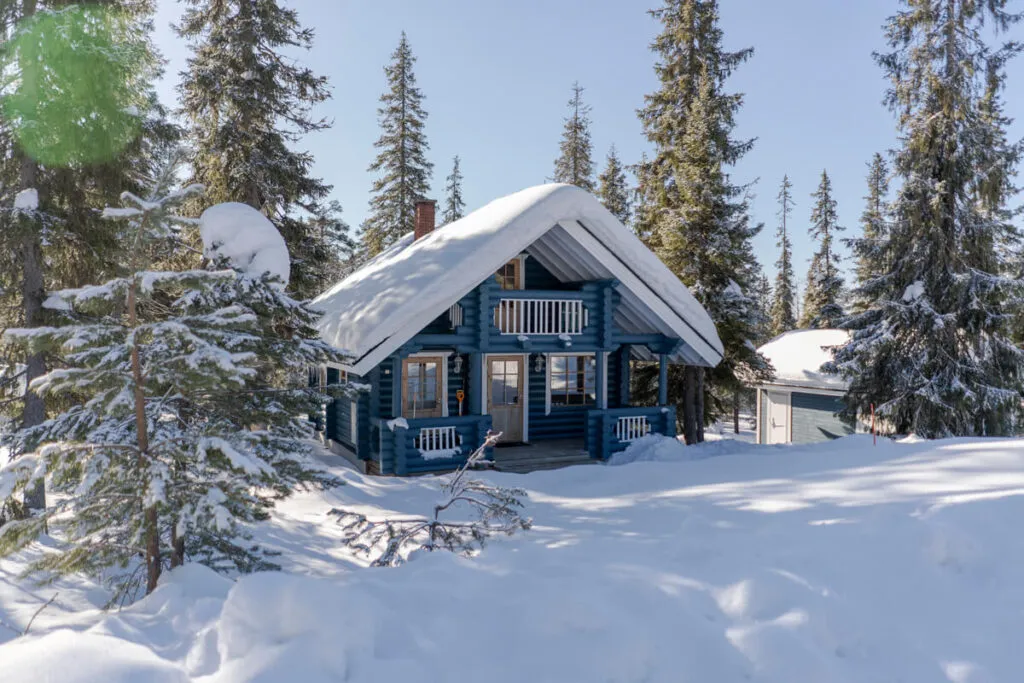 Hütte in Lappland im Winter