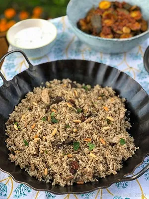 İç Pilav: Großmutters Pilav, ein aromatischer türkischer Reis mit Nüssen und Gewürzen.