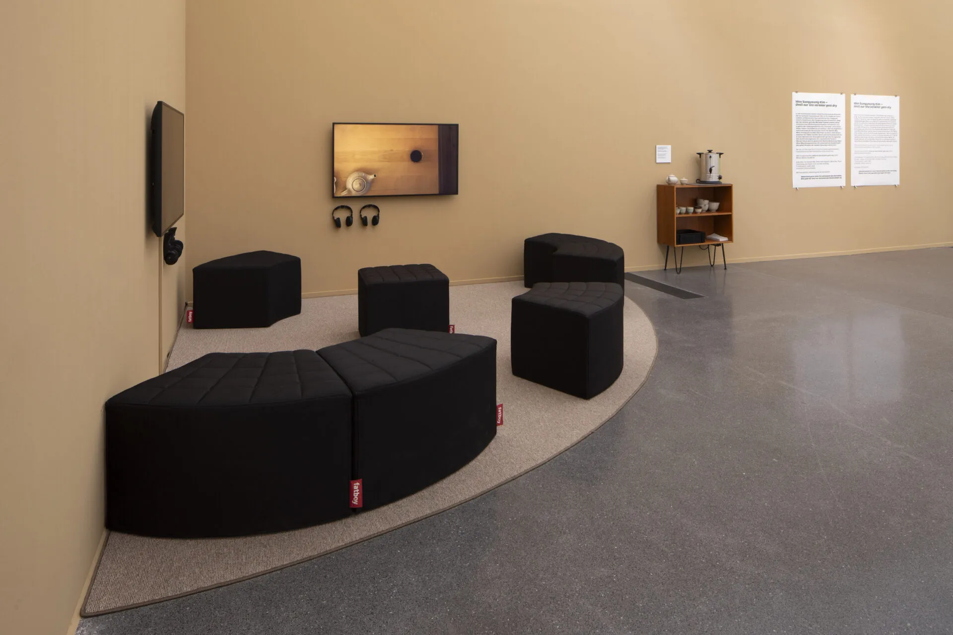 Iden Sungyoung Kim verbindet bei ihrer Videoarbeit „Until our tea strainer gets dry“ Teezeremonie und persönliche Erzählungen zu einem stillen Raum des Zuhörens und Erinnerns.