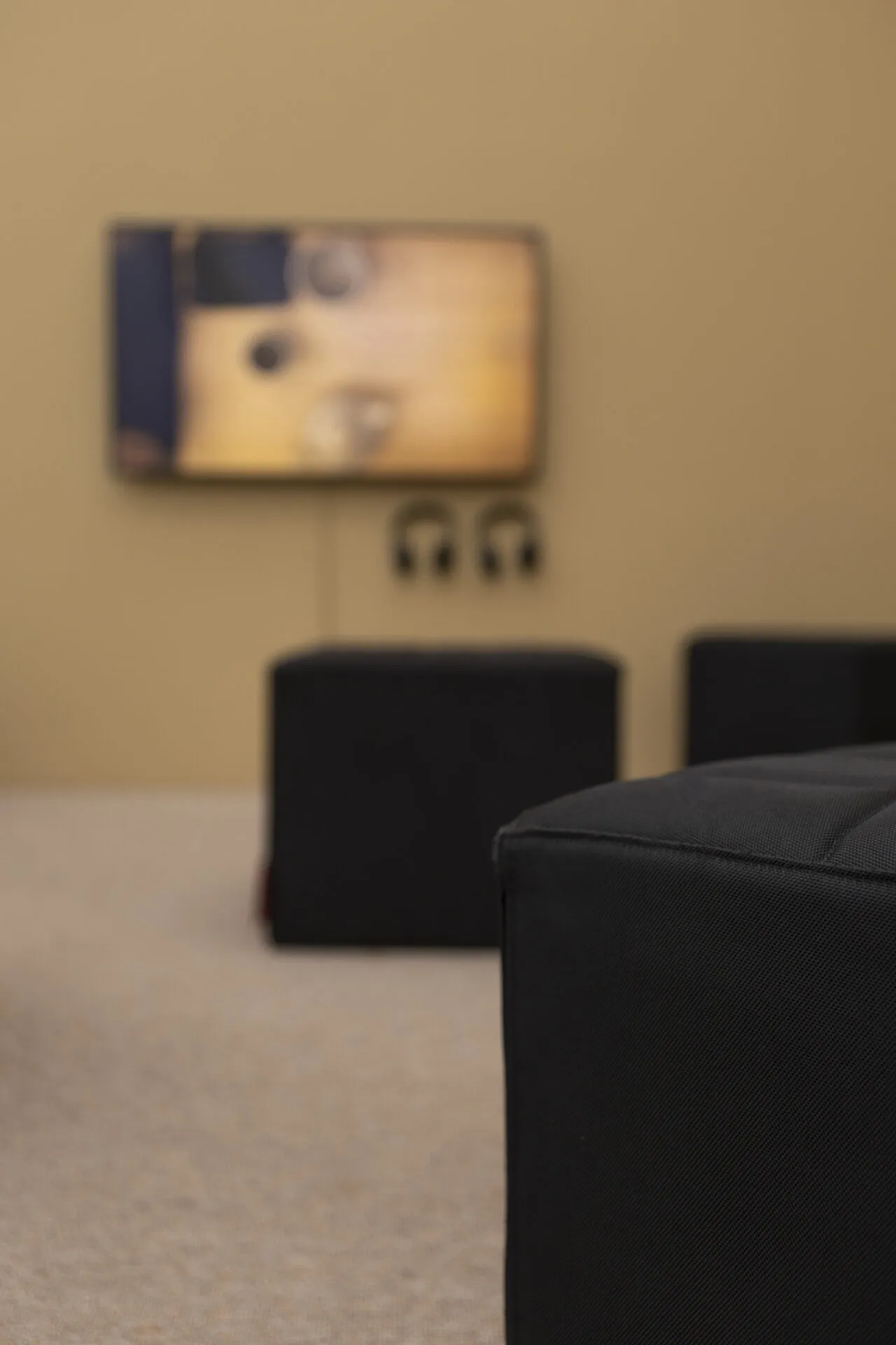 Iden Sungyoung Kims „Until our tea strainer gets dry“ schafft einen Raum, in dem Teezeremonie und persönliche Geschichten migrantischer Familien miteinander verwoben werden.