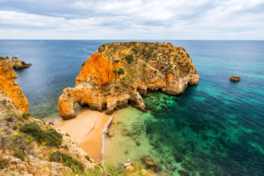 Idyllische Atmosphäre am Strand Praia João de Arens