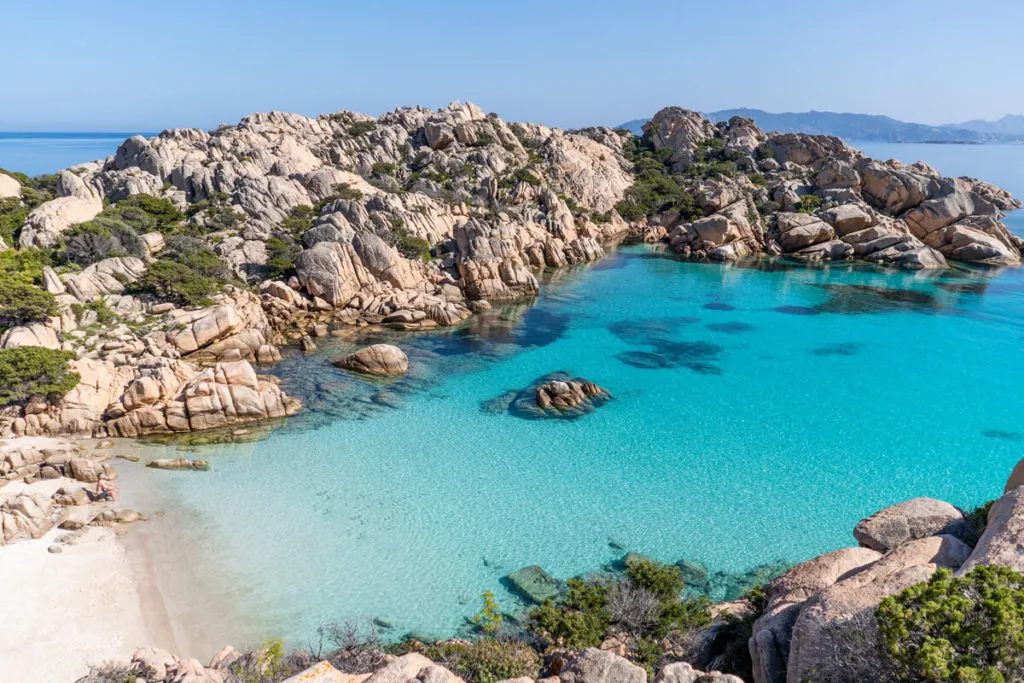 Idyllische Cala Coticcio auf Caprera, Sardinien, mit türkisfarbenem Wasser, perfekt für Juni-Urlaub.