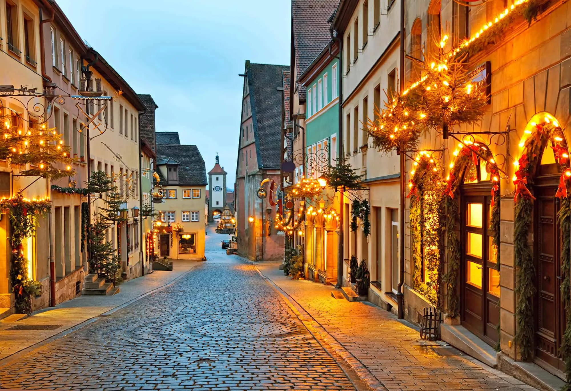 Idyllische Gasse in Rothenburg ob der Tauber im Winter, beleuchtet für den Weihnachtsmarkt