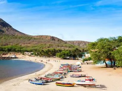 Idyllische Landschaft auf der Insel Santiago, ein beliebtes Ziel für Individualreisen auf den Kapverdischen Inseln.