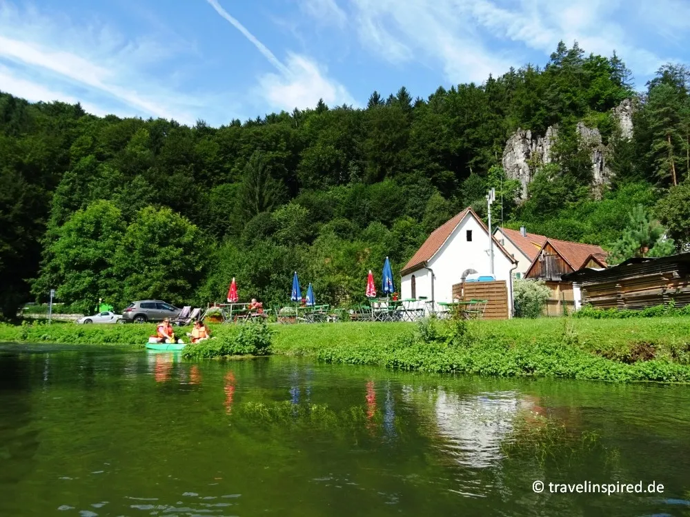 Idyllische Landschaft während einer Kajaktour auf der Pegnitz im Nürnberger Land