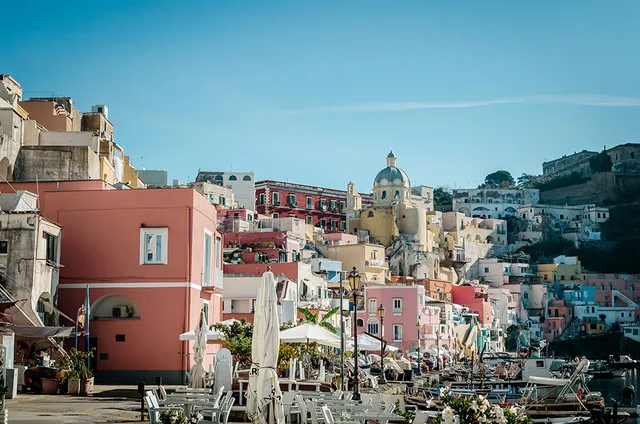 Idyllische Marina Corricella auf Procida mit Fischerbooten