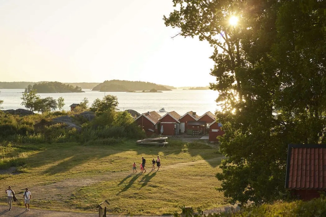 Idyllische Schärenlandschaft bei Stockholm, umgeben von Wasser und grünen Inseln