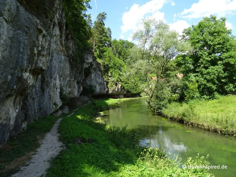 Idyllischer Flussabschnitt der Pegnitz kurz vor Velden in der Fränkischen Schweiz