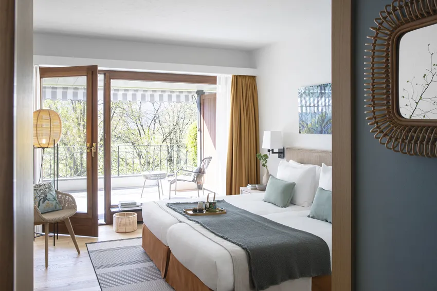 Idyllischer Privatstrand "La Spiaggia" des Castello del Sole mit Sonnenschirmen und Blick auf den Lago Maggiore