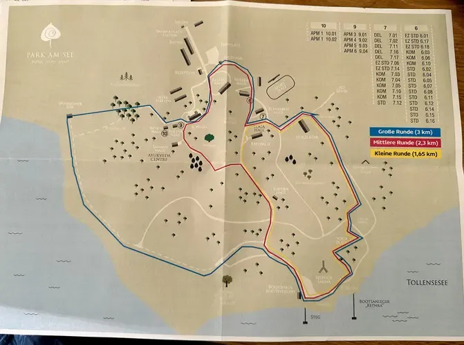 Idyllischer Seeuferweg im Park